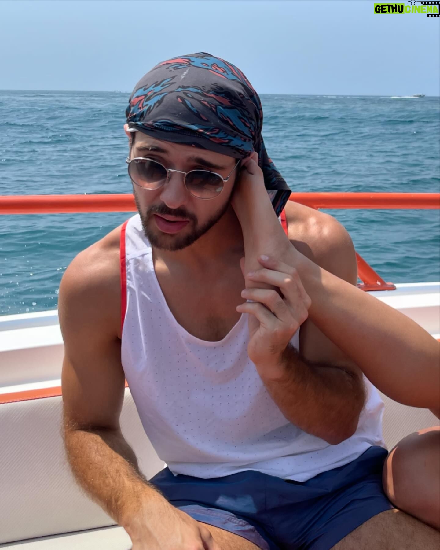 Julián Cerati - 79.1K Likes - Desaparecí, sí. Pero les vengo con un dump random y playero:
1. Entrenando con @alexfitbox
2. Cuando el Sol me contó un chiste sobre la Luna en @hotelislamucura
3. Fui padre de un bulldog por unas horas. Gracias @isaac_carvajal por ilusionarme😜
4. No importa cuantas rodillas tenga: George te gana un partido de tenis sin mirar.
5. “Diario de un futbolista frustrado”
6. “IPHONE FOOT” : es una versión que recién está llegando. Primer celular que viene con aroma.
7. Tres horas de viaje en lancha:
Así nos divertimos con @juanessanchezp 😅