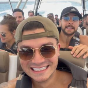 Julián Cerati Instagram - Desaparecí, sí. Pero les vengo con un dump random y playero:

1. Entrenando con @alexfitbox 
2. Cuando el Sol me contó un chiste sobre la Luna en @hotelislamucura 
3. Fui padre de un bulldog por unas horas. Gracias @isaac_carvajal por ilusionarme😜
4.  No importa cuantas rodillas tenga: George te gana un partido de tenis sin mirar.
5. “Diario de un futbolista frustrado”
6. “IPHONE FOOT” : es una versión que recién está llegando. Primer celular que viene con aroma.
7. Tres horas de viaje en lancha:
Así nos divertimos con @juanessanchezp 😅