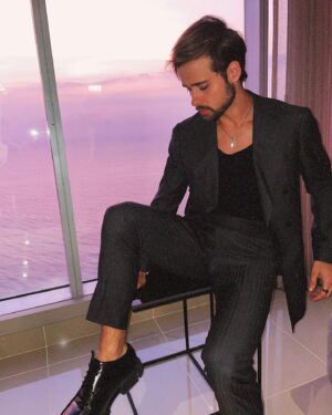Julián Cerati Instagram - Nocturno. 🧑‍💼 @suitsupply @grupoklasikocolombia