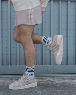 Julián Cerati Instagram - Los años 80 en el 2023
@adidasco 🤍
#creadoconadidas 
#rivarly 

📸 @tolo_md