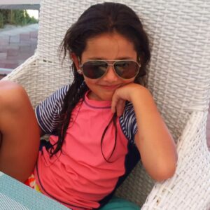 Julián Elfenbein Instagram - Feliz Cumple a la mejor niña del planeta !!!
Te amo todo Princesa de mi vida. 
Felices 15 años Suri. 
Hija, amiga y partner de conversas, risas y llantos. 

Eres lo máximo del universo. Eres mis ojos Su 💜.

@sarah.elfenbein
#Suri
#Princesa 
#felices15