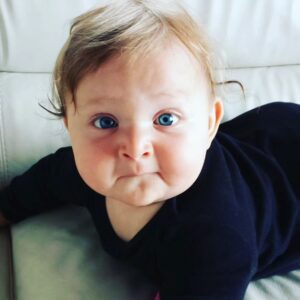Julián Elfenbein Instagram - Te veo ahora bebé y me recuerdo de antes bebé 💜.
Les deseo un lindo y lluvioso finde en familia.

#rafitobers 
#rafaelita
#nitanredondalaguagua