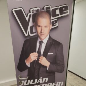 Julián Elfenbein Instagram - Ya...nos fuimos...segunda patita en proceso. Trabajando intensamente hoy, con este tremendísimo equipo, para poner muy pronto al aire la 2da temporada del programa de talentos musicales más importante del mundo. 
Ya no hay descanso...no paramos.

Se nos viene The Voice Chile 2023!!!
 
🎙🎹🎤🎶🎧.

@thevoicechilevision 
@chilevision
@paramountplus