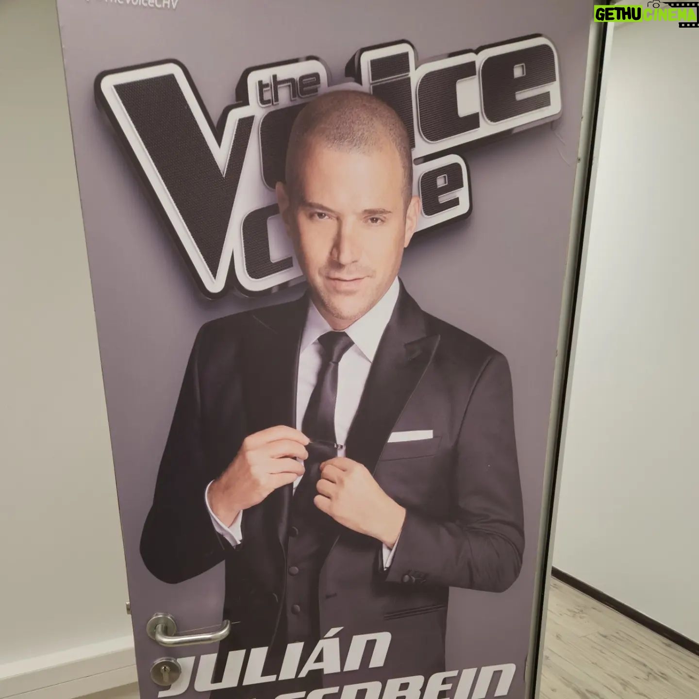 Julián Elfenbein - 2.8K Likes - Ya...nos fuimos...segunda patita en proceso. Trabajando intensamente hoy, con este tremendísimo equipo, para poner muy pronto al aire la 2da temporada del programa de talentos musicales más importante del mundo.
Ya no hay descanso...no paramos.
Se nos viene The Voice Chile 2023!!!
🎙🎹🎤🎶🎧.
@thevoicechilevision
@chilevision
@paramountplus