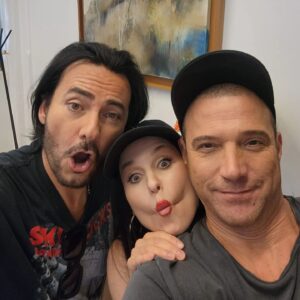Julián Elfenbein Instagram - Ya...nos fuimos...segunda patita en proceso. Trabajando intensamente hoy, con este tremendísimo equipo, para poner muy pronto al aire la 2da temporada del programa de talentos musicales más importante del mundo. 
Ya no hay descanso...no paramos.

Se nos viene The Voice Chile 2023!!!
 
🎙🎹🎤🎶🎧.

@thevoicechilevision 
@chilevision
@paramountplus