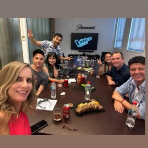 Julián Elfenbein Instagram - Ya...nos fuimos...segunda patita en proceso. Trabajando intensamente hoy, con este tremendísimo equipo, para poner muy pronto al aire la 2da temporada del programa de talentos musicales más importante del mundo. 
Ya no hay descanso...no paramos.

Se nos viene The Voice Chile 2023!!!
 
🎙🎹🎤🎶🎧.

@thevoicechilevision 
@chilevision
@paramountplus