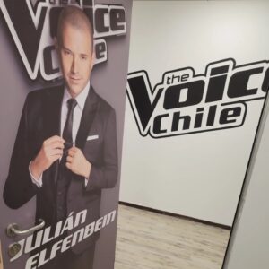 Julián Elfenbein Instagram - Ya...nos fuimos...segunda patita en proceso. Trabajando intensamente hoy, con este tremendísimo equipo, para poner muy pronto al aire la 2da temporada del programa de talentos musicales más importante del mundo. 
Ya no hay descanso...no paramos.

Se nos viene The Voice Chile 2023!!!
 
🎙🎹🎤🎶🎧.

@thevoicechilevision 
@chilevision
@paramountplus