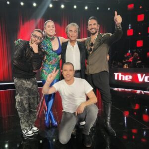Julián Elfenbein Instagram - Geniossss!!!
Figuras!!!
Sencillos!!!
Cariñosos!!!
Amigos!!!

The Voice Chile...II Temporada 2023 🎙.
Estreno. Domingo 22.30 hrs. Imperdible.

@thevoicechilevision 
@chilevision 
@paramountplus
@dianaboloccof