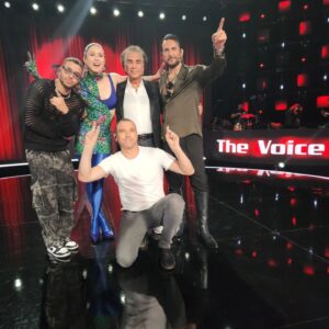 Julián Elfenbein Instagram - Geniossss!!!
Figuras!!!
Sencillos!!!
Cariñosos!!!
Amigos!!!

The Voice Chile...II Temporada 2023 🎙.
Estreno. Domingo 22.30 hrs. Imperdible.

@thevoicechilevision 
@chilevision 
@paramountplus
@dianaboloccof