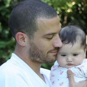 Julián Elfenbein Instagram - Hace unos añitos atrás con mi todo. Princesa de mi vida....la niña q hoy no sólo es mi hija grande de 14. Es mis caminatas de conversa larga y sincera. 
Nos confiamos todo....nos apoyamos y acompañamos. Nos reímos y lloramos juntos.
Eres el sol q me alumbra Suri de mi vida.
Te amo gorditaaaaa ricaaaaaaaaaaa 💟.

@sarah.elfenbein