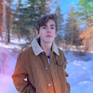 Julian Hilliard Instagram - Happy #Friyay 🎉
Stay warm, my friends! ❄️