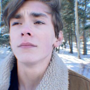 Julian Hilliard Instagram - Happy #Friyay 🎉
Stay warm, my friends! ❄️
