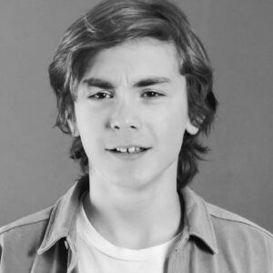 Julian Hilliard Instagram - Happy #Friyay 🎉

Here’s your reminder to feel old 😎
#notsolittleanymore #almostateenager