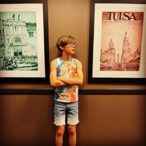 Julian Hilliard Instagram - Happy #Friyay 🎉
Made a little pit stop through Oklahoma and now off to Texas to shoot a mooooooovie 🐮🤠