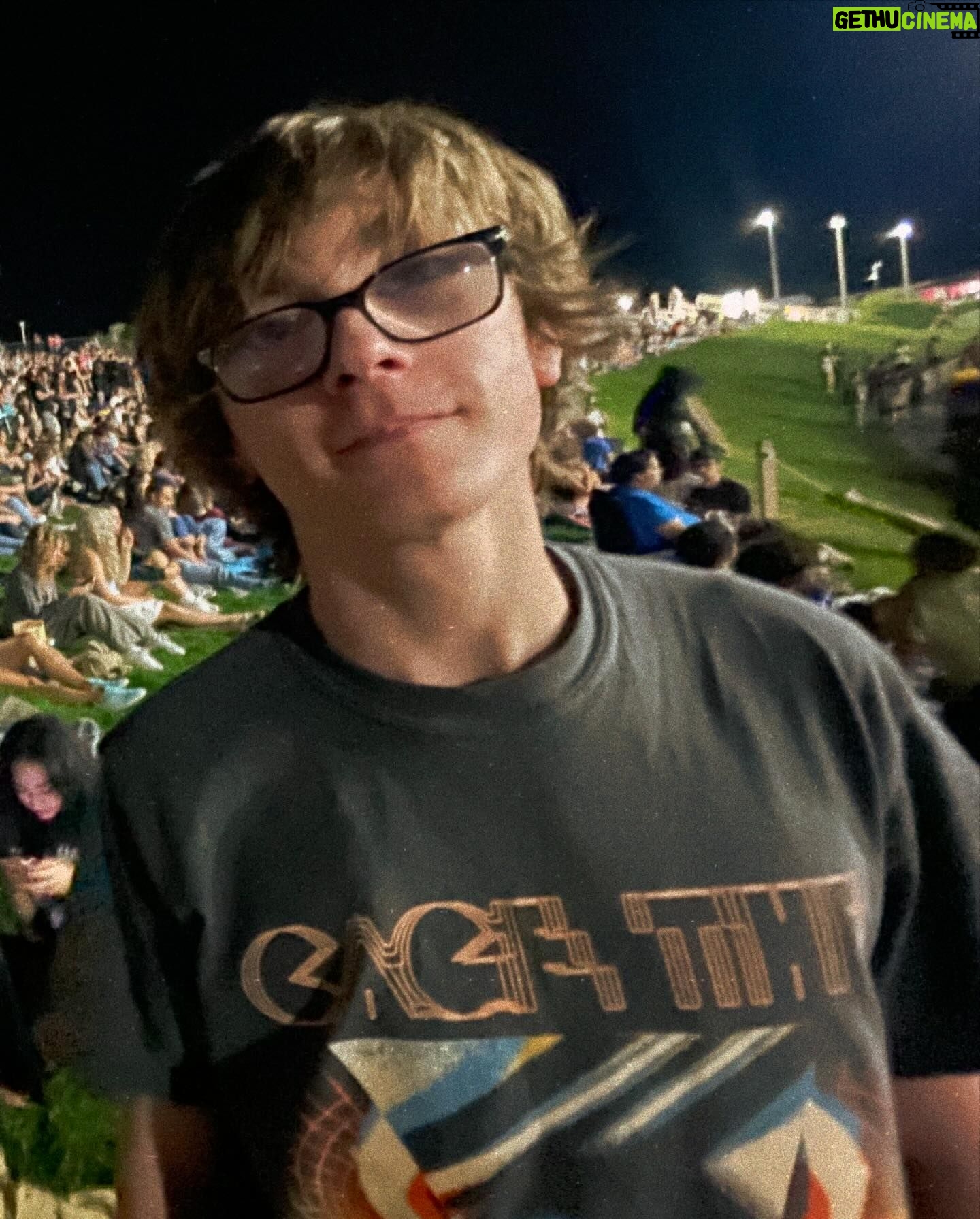 Julian Hilliard - 10.3K Likes - Happy #friyay 🎉
Extended my birthday celebration with one my favorite bands this week 🕴️
#cagetheelephant