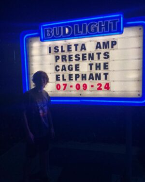 Julian Hilliard Instagram - Happy #friyay 🎉

Extended my birthday celebration with one my favorite bands this week 🕴️

#cagetheelephant