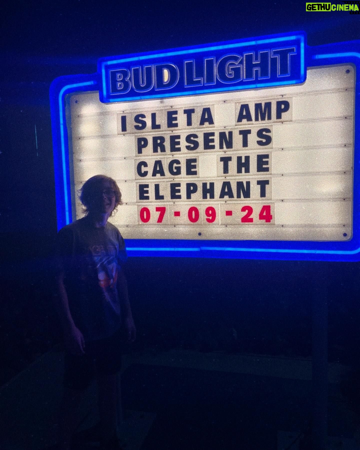 Julian Hilliard - 10.3K Likes - Happy #friyay 🎉
Extended my birthday celebration with one my favorite bands this week 🕴️
#cagetheelephant