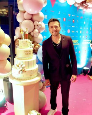 Julián Zucchi Instagram - ¡Una noche inolvidable en el Avant Premier de ‘¿Ahora somos 3? Sí, Mi Amor’! ✨ Gracias a todos los invitados que hicieron de esta velada algo mágico. Estoy radiante de felicidad y agradecido por el cariño de todos.

Fue una noche especial con mi familia, y tener a mi madre desde Argentina para este momento significó el mundo para mí. 💖🇦🇷 La última entrega de esta trilogía es dedicada a los amores de mi vida. ¡Espero que todos vayan al cine desde este 25 de enero y disfruten tanto como nosotros! 🍿🎬 #AhoraSomos3 #Estreno25Enero #Familia