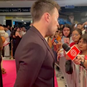 Julián Zucchi Instagram - ¡Una noche inolvidable en el Avant Premier de ‘¿Ahora somos 3? Sí, Mi Amor’! ✨ Gracias a todos los invitados que hicieron de esta velada algo mágico. Estoy radiante de felicidad y agradecido por el cariño de todos.

Fue una noche especial con mi familia, y tener a mi madre desde Argentina para este momento significó el mundo para mí. 💖🇦🇷 La última entrega de esta trilogía es dedicada a los amores de mi vida. ¡Espero que todos vayan al cine desde este 25 de enero y disfruten tanto como nosotros! 🍿🎬 #AhoraSomos3 #Estreno25Enero #Familia