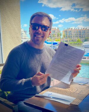 Julián Zucchi Instagram - ¡Por fin puedo contarlo! Hace cuatro meses vengo trabajando silenciosamente para que este primer contrato como Julián Zucchi con una coproducción internacional llegue a buen puerto. Un sueño que hoy puedo compartirlo con ustedes: una película peruano-argentina que promete cruzar fronteras y unir culturas. 🇦🇷🇵🇪

Estoy muy contento y agradecido porque desde que inicié con @wallazprod , no he parado de trabajar para seguir creciendo como productor, llegar a las plataformas más importantes como #Netflix y Televisa Univisión con @simiamorlapeli y ‘Soy Inocente’, me han dado la oportunidad que hoy estoy teniendo.

Claro está que no lo habría podido realizar sin el apoyo de todos ustedes, desde ir a los cines al ver las películas, de ponerle play en Netflix o VIX, y recibir críticas constructivas. Por eso estoy más que orgulloso de lo logrado el día de hoy. Este es un paso gigante en mi carrera, y solo espero poder llevar nuestra historia a espectadores de distintas partes del mundo. ¡Gracias por acompañarme en esta emocionante aventura! 🎥🌍 #NuevaEtapa #CineInternacional #JuliánZucchi #julianzucchi