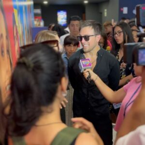 Julián Zucchi Instagram - ¡Ya nace! Estamos en la recta final para el nacimiento de mi más reciente ¡¿HIJO?! 😂 Este es un dump de la conferencia de prensa. Qué satisfacción haber visto que les gustó la película. Acompáñanos este 25 de Enero en todos los cines, ¿Ahora somos 3? Sí, mi amor 🍿🎬

#conferencia #prensa #estrenonacional #SiMiAmor #AhoraSomos3 #dump