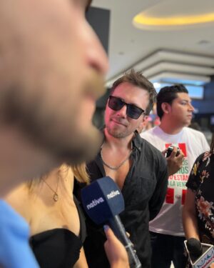 Julián Zucchi Instagram - ¡Ya nace! Estamos en la recta final para el nacimiento de mi más reciente ¡¿HIJO?! 😂 Este es un dump de la conferencia de prensa. Qué satisfacción haber visto que les gustó la película. Acompáñanos este 25 de Enero en todos los cines, ¿Ahora somos 3? Sí, mi amor 🍿🎬

#conferencia #prensa #estrenonacional #SiMiAmor #AhoraSomos3 #dump