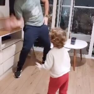 Julián Zucchi Instagram - Cuando tu hijo dd 2 años te enseña la coreo que aprendio para el dia de la Madre! ❤️❤️❤️ ¿Que tal Maro como Instructor de Baile? 

#hijos #papaehijo