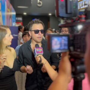 Julián Zucchi Instagram - ¡Ya nace! Estamos en la recta final para el nacimiento de mi más reciente ¡¿HIJO?! 😂 Este es un dump de la conferencia de prensa. Qué satisfacción haber visto que les gustó la película. Acompáñanos este 25 de Enero en todos los cines, ¿Ahora somos 3? Sí, mi amor 🍿🎬

#conferencia #prensa #estrenonacional #SiMiAmor #AhoraSomos3 #dump