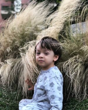 Julián Zucchi Instagram - Hoy es un día que se quedará grabado en mi corazón para siempre. Mi querido hijo Tomás cumple 7 años, y no puedo evitar sentir una emoción desbordante ❤️. Desde su llegada, mi vida se dividió en un antes y un después. Tomás no es solo mi hijo; es mi maestro, la persona que más me ha enseñado en la vida, y continúa haciéndolo cada día.

Cada momento con él ha sido una lección de amor puro y verdadero. Me emociona ver cómo crece, cómo su corazón tan hermoso se refleja en cada una de sus acciones. Desde su nacimiento, mi celular ya no es solo un archivo de trabajo y fotos con amigos, sino un tesoro lleno de momentos inolvidables con él. Incluso he tenido que aumentar la capacidad de almacenamiento para guardar todas estas memorias preciosas 🥰.

Junto con @yiddaeslavap , nuestro mayor deseo siempre ha sido su felicidad y la de su hermano. Por eso, hoy, en este día tan especial, estaré un poco desconectado del mundo exterior para dedicarle todo mi tiempo y amor. Cada 7 de diciembre es un recordatorio del inicio de una nueva vida, una vida mejor y llena de amor, desde hace ya 7 años.

Feliz cumpleaños, hijo mío. Gracias por enseñarme el verdadero significado de la vida y del amor. #FelizCumpleañosTomás #7AñosDeAprendizaje #amordepadre