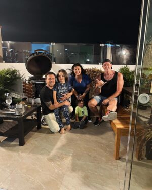 Julián Zucchi Instagram - INAUGURANDO EL NUEVO DEPTO EN FAMILIA❤️

Hoy, a mis 40 años, me encuentro en una dualidad hermosa: soy padre y también hijo. Como padre, busco ser el roble para mis hijos, ese refugio de fortaleza y amor. Pero como hijo, nunca dejo de valorar la inmensa fortuna de tener a mi madre, una mujer excepcional, cuya determinación y amor trascienden cualquier distancia.

Ella, mi heroína sin capa, siempre ha estado presente en los momentos más cruciales de mi vida. Como por arte del destino, una confusión en un boleto de avión se convirtió en el milagro que me permitió estar a su lado durante un momento crítico de salud. Y ahora, es ella quien cruza cielos para acompañarme en este nuevo capítulo de mi vida, un momento de cierre y comienzo, lleno de emoción y significado.

La película de mi vida se titula ‘Familia’. Mis hijos, mi madre, mis hermanos, mi abuelo, son los protagonistas de esta historia que me ha moldeado con valores y principios sólidos. Siendo una figura pública, sé que estoy expuesto a especulaciones y juicios, pero solo mi familia y yo conocemos la verdad de quién soy.

Mi madre, más que un ángel guardián, ha sido mi escudo frente a aquellos que han intentado hacerme daño. Ella me ha salvado innumerables veces, mostrándome el verdadero significado de la valentía y el amor incondicional. Por ella, y por mi familia, soy quien soy. Y en este momento tan importante de mi vida, siento más que nunca el valor de esos lazos que nos unen, la fuerza que nos da estar juntos, y el amor que nos hace invencibles.

#familia #amor #hijos #padres