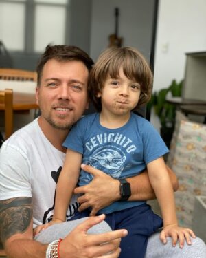 Julián Zucchi Instagram - Hoy es un día que se quedará grabado en mi corazón para siempre. Mi querido hijo Tomás cumple 7 años, y no puedo evitar sentir una emoción desbordante ❤️. Desde su llegada, mi vida se dividió en un antes y un después. Tomás no es solo mi hijo; es mi maestro, la persona que más me ha enseñado en la vida, y continúa haciéndolo cada día.

Cada momento con él ha sido una lección de amor puro y verdadero. Me emociona ver cómo crece, cómo su corazón tan hermoso se refleja en cada una de sus acciones. Desde su nacimiento, mi celular ya no es solo un archivo de trabajo y fotos con amigos, sino un tesoro lleno de momentos inolvidables con él. Incluso he tenido que aumentar la capacidad de almacenamiento para guardar todas estas memorias preciosas 🥰.

Junto con @yiddaeslavap , nuestro mayor deseo siempre ha sido su felicidad y la de su hermano. Por eso, hoy, en este día tan especial, estaré un poco desconectado del mundo exterior para dedicarle todo mi tiempo y amor. Cada 7 de diciembre es un recordatorio del inicio de una nueva vida, una vida mejor y llena de amor, desde hace ya 7 años.

Feliz cumpleaños, hijo mío. Gracias por enseñarme el verdadero significado de la vida y del amor. #FelizCumpleañosTomás #7AñosDeAprendizaje #amordepadre
