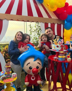 Julián Zucchi Instagram - 🎈Hoy celebramos 3 años de sonrisas, aprendizajes y amor infinito gracias a Maro. A pesar de los caminos distintos que la vida nos ha presentado, @yiddaeslavap y yo nos unimos para celebrar estos momentos invaluables. Quiero agradecer especialmente a la increíble mujer con la que construimos esta familia, y aunque los destinos nos separaron, la felicidad de hoy es prueba de que siempre prevalecerá el amor. Y a mi querida mamá @mlaurazucchi , después de enfrentar y superar un infarto, hoy celebra con nosotros su primer viaje internacional junto a mi hermana @apiicolombo . El universo se alineó para permitirles estar aquí, en el cumpleaños de su nieto y sobrino. A pesar de las distancias y los desafíos, siempre hay razones para ser agradecidos. Mi familia, ya sea la que me vio crecer o la que construí, es el pilar de mi vida. Solo puedo decir, de corazón, gracias. 🙏 #Bendiciones #FamiliaUnida #CelebrandoLaVida”