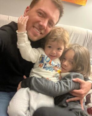 Julián Zucchi Instagram - Para algunos, la separación puede ser sinónimo de juerga o ‘joda’, como decimos en Argentina. Pero hoy, mi brújula apunta en otra dirección. Canalizo cada gota de energía en mi bienestar físico y mental. Mis hijos son mi norte y mi trabajo, es esa pasión que enciende mi alma. Son tiempos de reencontrarme. 💪❤️👨‍👧‍👦🎬🍿🎭

Cuéntame qué te motiva día a día 👇

#motivación #vida #bienestar
