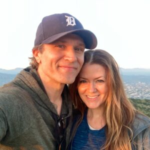 Juliana Dever Instagram - Two hikes in less than a week…who are we?

Big thanks to Geoffrey for sharing his favorite trail to the top of the crest with us 🥰 

It’s nice to remember how beautiful your own city can be.
