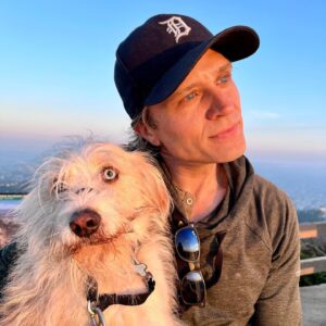 Juliana Dever Instagram - Two hikes in less than a week…who are we?

Big thanks to Geoffrey for sharing his favorite trail to the top of the crest with us 🥰 

It’s nice to remember how beautiful your own city can be.