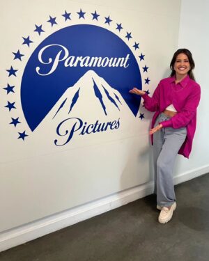 Juliana Vasconcelos Póvoas Instagram - #MeninasMalvadas nos cinemas!

Pára tudo que eu dublei a Cady Heron! 

Tô felizona por fazer parte do elenco de dublagem da adaptação do musical #MeanGirls pro cinema. 

Parabéns ao timaço de dubladores e à toda a equipe @universalcinergia. Muito obrigada, @bea_debeatriz, nossa diretora e Regina George. Amassaste! 

Fotos do nosso encontro na @paramountbrasil pra assistirmos ao longa dublado. 😉🩷

#MeamGirls #MeninasMalvadas #cadyheron #reginageorge