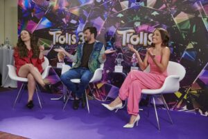 Juliana Vasconcelos Póvoas Instagram - Eu só quero dizer que tô MEGA FELIZ por fazer parte do time de dubladores de #Trolls3Filme! 

Amanhã, 12 de outubro o filme chega aos cinemas e eu tô muito animada!

A Poppy é uma personagem MUITO especial pra mim. Arrisco dizer que Trolls é a animação que mais me identifico e mais amo. Os filmes são sempre muito divertidos, coloridos, sensíveis e cheios de músicas incríveis.

Não tem como não amar! Bora pro cinema!

Ah, e as fotos são do nosso Press Day, que foi uma delícia! Felizona por participar. 🥰

@universalpicsbr