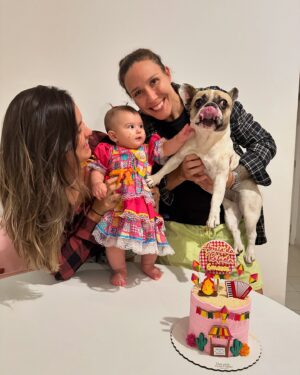 Juliana Velasquez Instagram - 6 meses de muito amor;
6 meses de muito aprendizado;
6 meses sem dormir rs.
Tempo vai devagar!