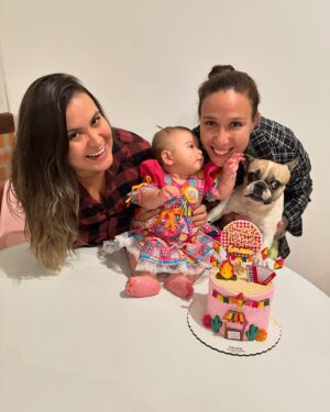 Juliana Velasquez Instagram - 6 meses de muito amor;
6 meses de muito aprendizado;
6 meses sem dormir rs.
Tempo vai devagar!