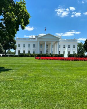 Juliana Velasquez Instagram - Graças ao voo atrasado, conseguimos conhecer melhor a cidade da Casa Branca! #washington