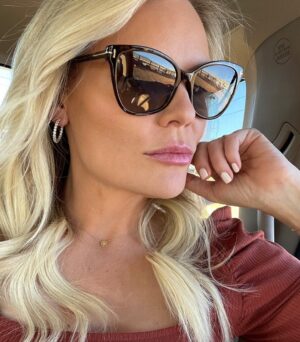 Julianne Arrieta Instagram - Me being me….w/ a little help from @tomford 😛✌🏻♥️

#nofilter #actress #film #filmstar #tomford #losangeles #mommy #girlmom #sagaftra #actorslife #entrepreneur #boss