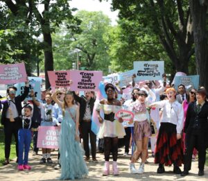 Julianne Nicholson Instagram - Kids, it’s not your job to make us “grown ups” happy. Your job is to figure out who you are and be true to that. ❤️🌈🏳️‍⚧️ Using their joy as an act of resistance to the harmful narratives about trans lives, today’s #TransProm shows that trans youth know who they are: young people with interests and passions and hopes for their futures. Show your support for #TransJoy at TransProm.org.
📸 @kishabari