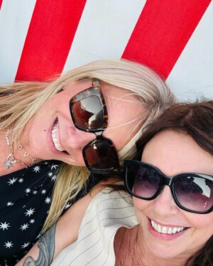 Julie Graham Instagram - So FABULOUS to see my wing woman @glamzin deckin about 😎 love you 🩷 #tom&petersweddingpartybrighton