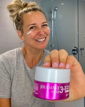 Julie Houle Instagram - Concours!  Tout comme ma nouvelle crème 3 en 1, je me considère comme une femme à plusieurs facettes! Oui, je suis en train de me comparer au soin numéro #1 de @jouviance et je me dévoile 3 en 1, ce qui me complète comme femme! Un nouveau travail, un visage plein de rides d’expression, un moment ou je prends soin de moi à travers la vie qui va vite et finalement une femme active, toujours dans l’action! Ça me définit parfaitement. Ce qui définit la crème 3 en 1 de Jouviance maintenant? Des ingrédients actifs puissants et formulée en 3 déclinaisons pour convenir à tous les types de peau, une crème qui rajeunit, lisse et illumine le visage. Envie de l'essayer? Jouviance fait tirer son meilleur vendeur à l'un(e)de vous. Vous voulez participer? Assurez-vous de suivre @jouviance et de commenter sous cette publication. Le concours se termine le 19 septembre. #pub