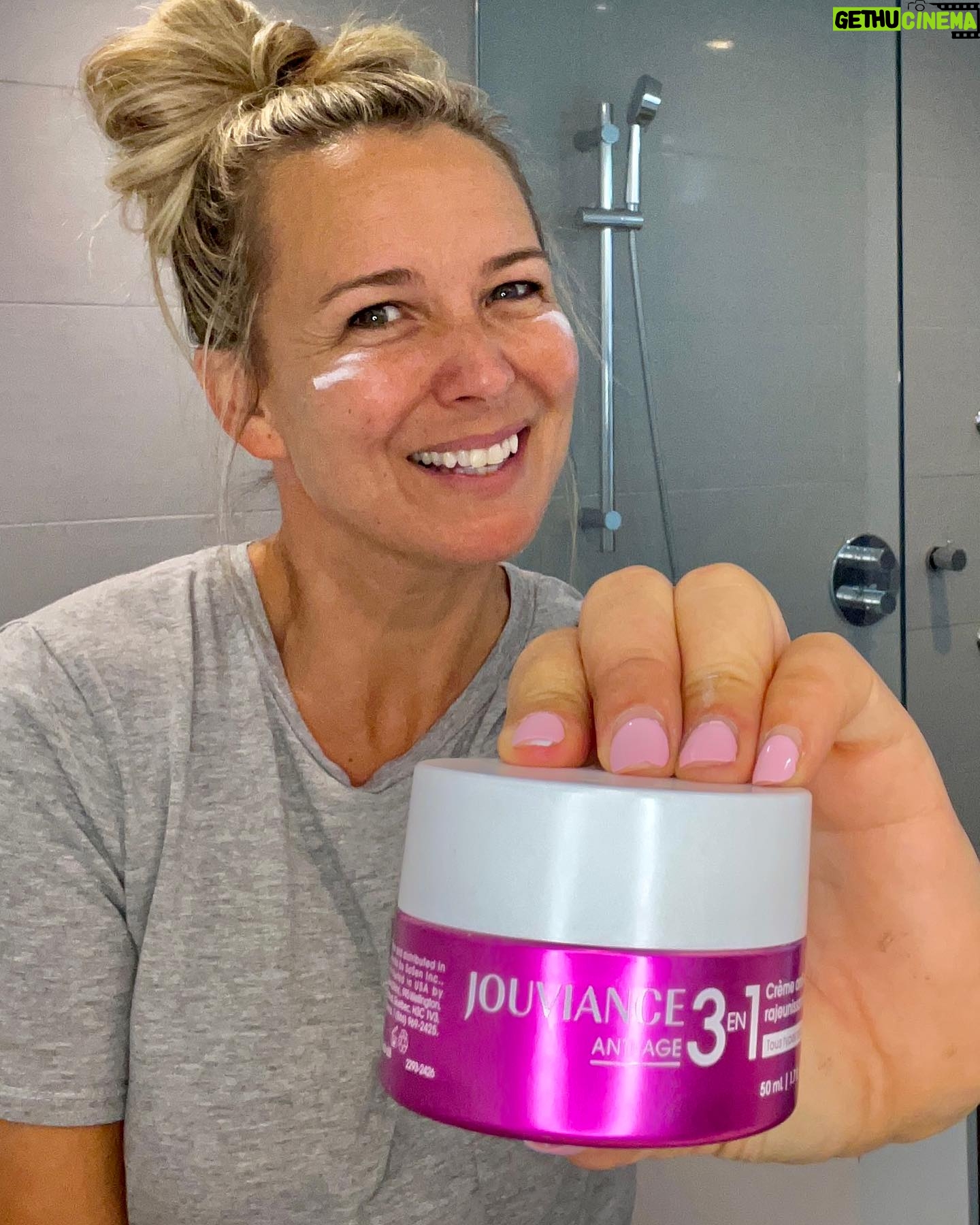 Julie Houle - 342 Likes - Concours! Tout comme ma nouvelle crème 3 en 1, je me considère comme une femme à plusieurs facettes! Oui, je suis en train de me comparer au soin numéro #1 de @jouviance et je me dévoile 3 en 1, ce qui me complète comme femme! Un nouveau travail, un visage plein de rides d’expression, un moment ou je prends soin de moi à travers la vie qui va vite et finalement une femme active, toujours dans l’action! Ça me définit parfaitement. Ce qui définit la crème 3 en 1 de Jouviance maintenant? Des ingrédients actifs puissants et formulée en 3 déclinaisons pour convenir à tous les types de peau, une crème qui rajeunit, lisse et illumine le visage. Envie de l'essayer? Jouviance fait tirer son meilleur vendeur à l'un(e)de vous. Vous voulez participer? Assurez-vous de suivre @jouviance et de commenter sous cette publication. Le concours se termine le 19 septembre. #pub