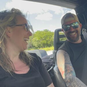 Julie Houle Instagram - Curaçao j’ai tout aimé de toi! 🇨🇼 

☀️🏖️🌊🦀 🤿 🪸🐠🐡🐙🚗🐢🌅

Tes paysages, tes eaux transparentes, nos plongées en apnée, tes coraux, tes poissons, nos parfaites petites rides de Jeep improvisées, les amis, la bouffe, on a même nagé avec les tortues! …et par dessus tout, j’ai dit oui! 💍 @bernardgrenon je suis extrêmement touchée que tu veuilles faire de moi ton épouse! 

♥️Je t’aime plus que tout! (PS.: les enfants font demander …quand est-ce qu’on se marie?…😅🤣) 👰🏼‍♀️🤵🏼