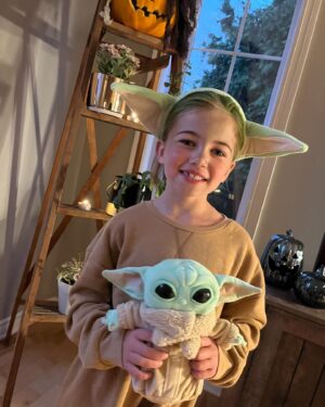 Julie Houle Instagram - Évidemment quand tu as une fixation sur #yoda tu veux te déguiser en #yoda 🤷🏼‍♀️💚! Mon éclopé et mon personnage épeurant font aussi souhaiter « Joyeuse Halloween »! 🧡🎃 #002 #003 #004