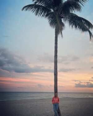 Julie Houle Instagram - Quand @bernardgrenon me dit de prendre la pose, pendant qu’on prends une pause de notre promenade 👩🏼‍❤️‍👨🏼 🏝️ #vacances #jeretourneraislàbas #palmier #sunset #florida