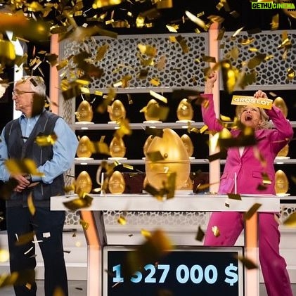 Julie Houle - 443 Likes - C’était tout simplement FOU! Un gros lot historique! 1 525 000$, du jamais vu en 31 ans à La Poule aux œufs d’Or! Félicitations à Jacques Sénécal de Terrebonne 🐓💛🥚(swipe pour voir @sebbenoit72 faire la split et me voir me briser le bas du dos sur les photos captées par @huppera !) 🤣