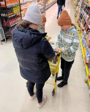 Julie Houle Instagram - Mon chum et moi avons proposé aux enfants de participer à faire un don pour une famille dans le besoin. On a donné 20$ à chaque enfant, l’exercice était intéressant, chacun devait choisir les produits qu’ils allaient offrir, réfléchir, calculer, faire des choix! Ils ont constaté (et nous aussi!) qu’on a pu grand chose à l’épicerie pour 20$, c’est alarmant! (voir 2e photo pour les choix de #003 pour 20$). Je vous raconte ça pour vous inspirer à en faire autant à la hauteur de vos moyens. 🙌🏼